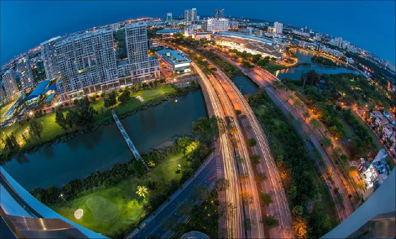 Sài Gòn hoa lệ lung linh ánh đèn trong 'Dấu ấn Việt Nam' hình ảnh 15 Đại lộ Nguyễn Văn Linh, đường vành đai nối liền thành phố với các tỉnh miền Tây Nam Bộ, là tuyến đường đô thị lớn nhất là hiện đại nhất của TP.HCM. Đại lộ với 10 làn xe bắt đầu từ đường Huỳnh Tấn Phát (quận 7) đến quốc lộ 1A (huyện Bình Chánh), kết nối một loạt công trình trọng điểm, là hướng đi chiến lược để phát triển thành phố ra phía đông. Ảnh: Đông Giang.