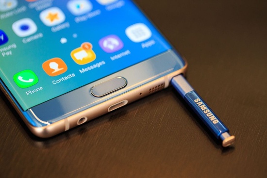 Mặt trước của Galaxy Note 7 là phím cứng Home tích hợp cảm biến dấu vân tay, thiết bị có kích thước 153,5 x 73,9 x 7,9mm và trọng lượng 169 gram. 