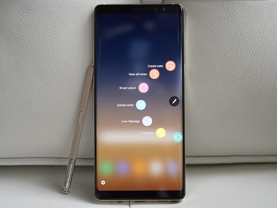 Lần đầu tiên Samsung quyết định tăng kích thước màn hình cho dòng sản phẩm Galaxy Note, từ 5,7 inch lên 6,3 inch trên Note 8, đó là lớn hơn một chút so với Samsung Galaxy S8 Plus (6,2 inch), nhưng vẫn cùng độ phân giải, cùng tỉ lệ 18.5: 9 và cùng tấm nền Super AMOLED.