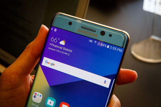 Trong khi camera mặt trước của Galaxy Note 7 có cảm biến 5 megapixel, cùng khẩu độ như camera trước cho phép chụp ảnh thiếu sáng tốt hơn và hỗ trợ quay video độ phân giải 1080p.