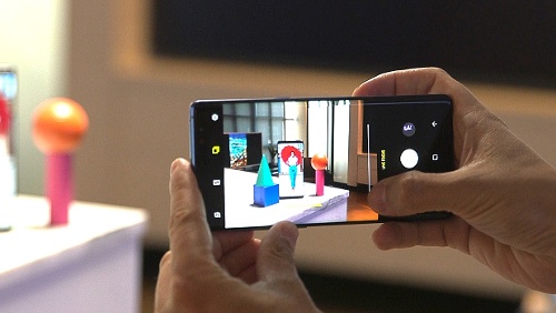 Kết hợp bộ đôi camera này, người dùng có thể chụp những bức ảnh xóa phông chủ động gọi là Live Focus, cho phép kiểm soát độ sâu của ảnh (xóa phông ở các mức độ khác nhau) bằng cách chỉnh hiệu ứng bokeh trước hoặc sau khi chụp.