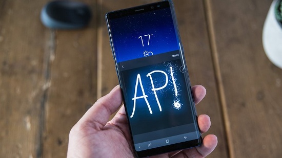Bản nâng cấp Samsung Galaxy Note 8 đi kèm với bộ vi xử lý mạnh nhất hiện nay trên smartphone là Snapdragon 835 ở Mỹ hoặc Exynos 8895 cho phiên bản quốc tế, nhưng cả hai phiên bản đều đi kèm bộ nhớ RAM lớn hơn người tiền nhiệm với 6GB, bộ nhớ trong vẫn có tùy chọn 64GB nhưng có thêm phiên bản 128GB và cả hai đều hỗ trợ khe cắm thẻ nhớ mở rộng microSD.