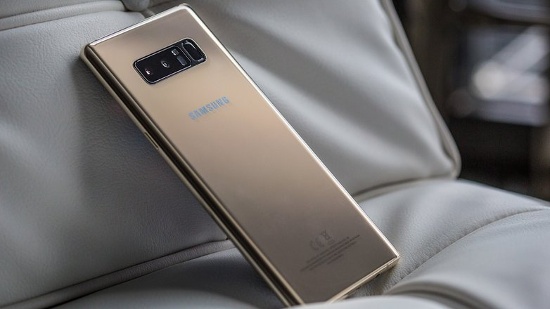 Pin của Galaxy Note 8 có dung lượng thấp hơn một chút so với Note 7 với 3.300mAh, kết nối USB-C, sạc nhanh, giắc cắm tai nghe 3.5 mm và chức năng bảo mật mống mắt vẫn còn được duy trì. 