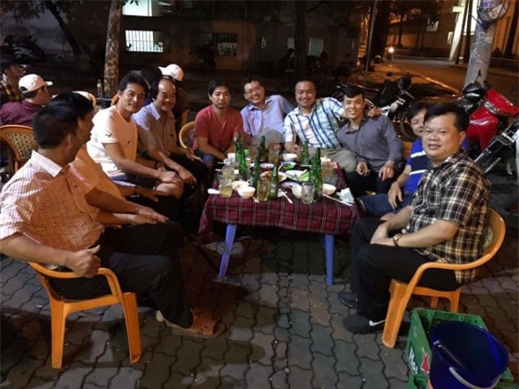 Anh thường ăn uống cùng bạn bè mỗi khi có dịp hội ngộ