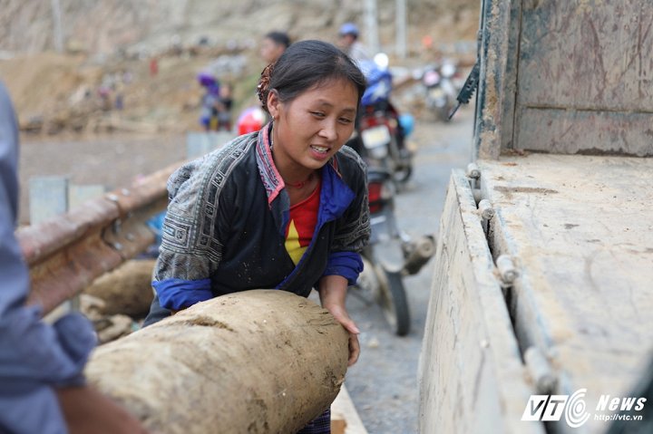 Có nhà đã mang cả xe tải tới chở gỗ về. (Ảnh: Phong Sơn)