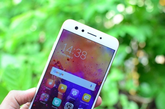 Oppo F3 (6,99 triệu đồng): Đây là phiên bản thu nhỏ của chiếc Oppo F3 Plus ở cả kích cỡ và cấu hình. Tuy nhiên máy có cấu hình và thiết kế giống chiếc Oppo F1s 2017 hơn, nhưng tính năng camera kép tự sướng thì vẫn được thừa hưởng từ đàn anh F3 Plus. 