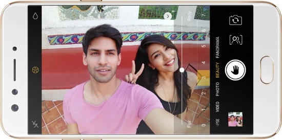 Đáng chú ý ứng dụng camera sẽ tự động chuyển sang camera góc rộng 8 megapixel để chụp selfie khi nhận được trong ảnh có trên 3 khuôn mặt. Tuy nhiên chức năng chup ảnh tự sướng xoá phông chỉ hoạt động với camera góc hẹp (camera 16MP).