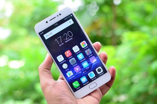 Vivo V5s (6,69 triệu đồng): Tham gia cuộc đua smartphone tầm trung chuyên selfie Vivo V5s cũng tạo ấn tượng mạnh với người dùng nhờ được trang bị camera trước độ phân giải khủng lên tới 20 megapixel. 