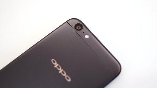 Đáng chú ý, dù không sở hữu tính năng camera kép như Oppo F3 nhưng F3 Lite vẫn có khả năng chụp ảnh xoá phông bằng phần mềm với thuật toán Beauty 4.0.