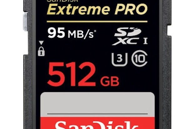 Thẻ lưu trữ Micro SD: Apple trang bị cho iPhone dung lượng lưu trữ theo từng cấp khác nhau như là một cách để “móc hầu bao” của người dùng, vì thêm một vài GB (gigabyte) thì giá của chiếc iPhone cũng khác nhau. Ngoài ra, việc thiếu khe cắm mở rộng cũng có nghĩa là người dùng cần phải nâng cấp lên iPhone mới hơn để có thêm dung lượng lưu trữ. Nếu iPhone 8 có mức giá cao hơn cả giá của MacBook Pro, thì Apple cần phải “mạnh tay” thêm dung lượng lưu trữ cho smartphone mới. Và đặc biệt, iPhone 8 cần phải có khe cắm thẻ nhớ microSD.