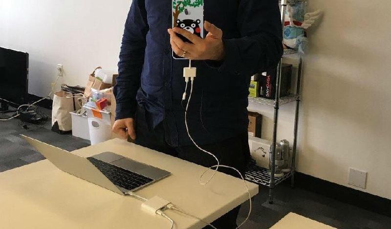 Thêm Dock để chuyển dữ liệu từ iPhone vào PC: Samsung có một tính năng mà là khá thú vị mà Apple cần phải xem xét, đó là DeX. Đối với những người chưa biết, DeX là một dock cho phép người dùng kết nối Galaxy S8 / S8 Plus với màn hình, bàn phím và chuột trên PC để có thể trải nghiệm mọi ứng dụng được hỗ trợ trên smartphone . Nghĩa là thiết bị Dock này sẽ biến smartphone thành PC. Đây không phải là ý tưởng mới và DeX chưa mang lại những trải nghiệm hoàn hảo cho người dùng, nhưng có thể xem là một nỗ lực của nhà sản xuất khi kết nối smartphone với máy tính PC. Hy vọng rằng, iPhone 8 sẽ được bổ sung thêm tính năng này.