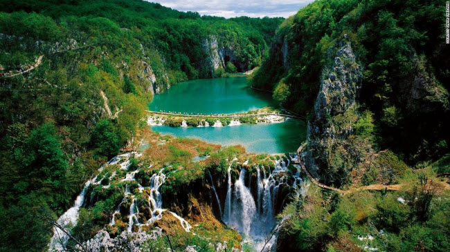 Hồ Plitvice, Croatia: Hồ Plitvice bao gồm một loạt các hồ nhỏ nằm giữa hẻm núi và các thác nước tuyệt đẹp.