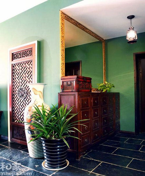 Gương đối diện với cửa chính - Có rất nhiều gia đình, vừa bước chân vào cửa chính là nhìn thấy gương. Trong phong thủy, sử dụng gương đúng cách có thể trừ tà, nhưng nếu như sử dụng không đúng cách, cũng sẽ sinh ra tà khí, thậm chí sẽ thu hút hung khí.  Gương đối diện với cửa chính sẽ sinh ra tà khí rất lớn, không chỉ ảnh hưởng đến tài vận của người trong gia đình, mà còn ảnh hưởng tiêu cực đến sức khỏe. Tuy nhiên thông thường các gia đình đều đặt gương cố định, rất khó di chuyển hoặc thậm chí là không thể di chuyển, lúc này chỉ có thể đặt vào giữa gương và cửa chính một bức bình phong, che gương lại, hoặc là treo rèm châu ở cửa chính.