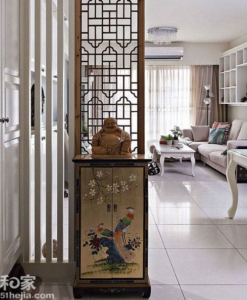 Cửa sổ phòng khách đối diện cửa chính - Từ cửa chính nhìn xuyên ra cửa sổ không tốt cho phong thủy tài vận. Khi bước vào trong nhà, có thể trực tiếp nhìn thấy cửa sổ ở ban công phòng khách, điều này không có lợi cho tài vận và gia vận của gia đình bạn, dễ bị phá sản, lọt tiền tài, tiền đến tiền sẽ đi, rất khó giữ.  Nếu mắc phải lỗi phong thủy này, bạn cần lắp thêm cửa phụ ở giữa cửa chính và cửa sổ, hoặc là đặt đồng tiền Khai quang Ngũ đế (tiền cổ thời nhà Thanh) ở dưới đệm lót chân đặt trước cửa chính để hóa giải. Ngoài ra còn một điều cần chú ý, nếu như nhà nhỏ hẹp thì không được lắp cửa to, nếu không sẽ rất khó giữ tiền tài.