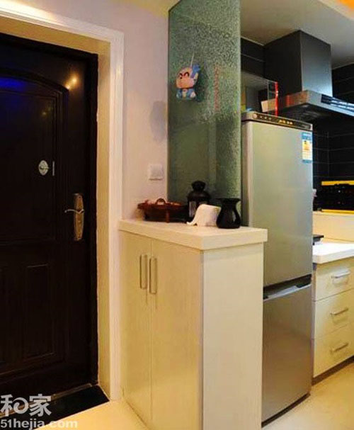 Từ cửa chính có thể nhìn xuyên bếp - Nếu như vừa mở cửa là có thể nhìn thấy bếp, chắc chắn sẽ hao tài tốn của, có tài vận cũng khó mà giữ được. Nhà bếp là kho tài của một ngôi nhà, vừa mở cửa ra đã nhìn thấy kho tài, thì tiền tài sẽ rất khó cất giữ.  Nếu gia đình mắc lỗi phong thủy này, có thể treo rèm châu ở trước cửa chính để che bớt đi, đương nhiên, nếu như có điều kiện, tốt nhất là lắp thêm cửa hoặc tấm bình phong ở giữa để hóa giải.