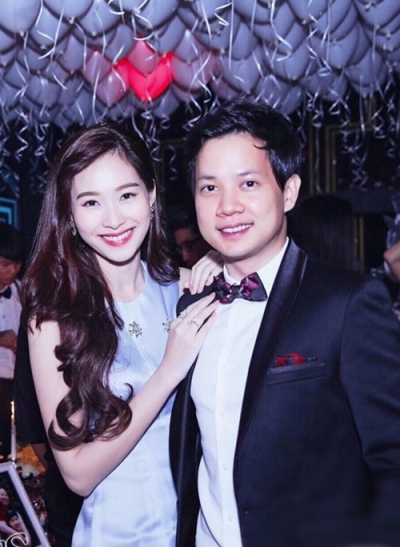 Theo tiết lộ, Thu Thảo và bạn trai lần đầu gặp gỡ trong một buổi tiệc sinh nhật của một người bạn chung vào tháng 5/2014. Cũng từ đây, Trung Tín phải lòng người đẹp và anh đã theo đuổi cô suốt 6 tháng. 