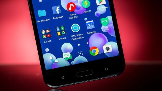 Các tính năng còn lại của HTC U11 cũng ấn tượng không kém với chip mạnh mẽ Snapdragon 835 cho khả năng xử lý gần như mọi tác vụ di động, RAM 4/6GB tương ứng bộ nhớ trong 64/128GB, chống nước và bụi theo tiêu chuẩn IP67 cùng hệ thống camera chụp ảnh hàng đầu.  