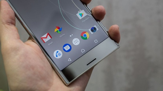 Nhấn mạnh vào khả năng giải trí nên Sony trang bị cho Xperia XZ Premium màn hình 5,5 inch cong 2.5D với độ phân giải lên đến 4K (cao nhất trong danh sách) và công nghệ Triluminos đi kèm giúp tăng độ sáng cao hơn 40% so với Z5 Premium.