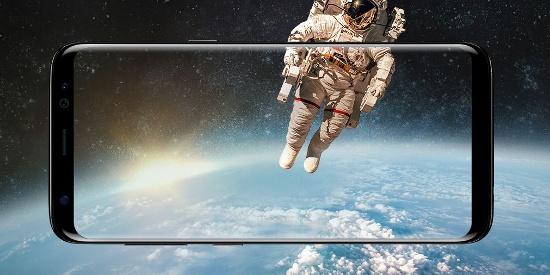 Samsung Galaxy S8 và S8 Plus nằm trong số những smartphone đầu tiên có xu hướng không viền. Cả hai đều đạt được tỷ lệ màn hình/thân máy cao nhất nhờ màn hình cong ôm ra sát mép của khung và sát mặt kính ở mặt sau, cho phép sử dụng chức năng Edge Screen dễ dàng và đồng thời cũng tối ưu hóa không gian hiển thị cho giải trí. 