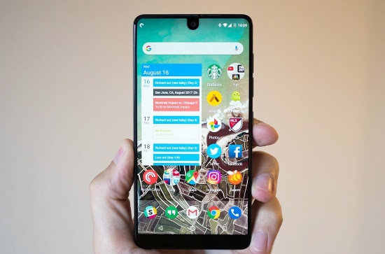 Nhờ viền màn hình rất mỏng nên dù Essential Phone có màn hình 5,7 inch nhưng kích thước tổng thể của máy chỉ tương tự smartphone 5 inch. Mép trên cùng màn hình chỉ có một vị trí rất nhỏ chứa camera, mặc dù làm mất đi tính liền mạch của màn hình, nhưng vẫn còn tốt hơn đặt camera xuống dưới như Mi MIX.