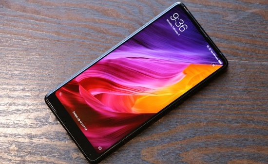 Xiaomi Mi Mix 2: Xiaomi Mi Mix chắc chắn là một trong những sản phẩm thú vị nhất của năm 2016, trên thực tế nhiều người còn cho rằng đây còn là thiết bị khởi động xu hướng thiết kế không có khung. Sang năm 2017, Xiaomi tung ra bản nâng cấp Mi Mix 2 thậm chí còn ấn tượng hơn với một cái nhìn tinh tế hơn. 