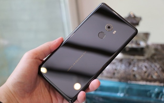 Mi Mix 2 có màn hình 6 inch sử dụng tỉ lệ 18: 9, hẹp hơn so với màn hình rộng 17: 9 trên người tiền nhiệm Mix. Điều đó làm cho tổng thể chiếc máy nhỏ hơn và tỉ lệ màn hình-thân máy cao hơn. 