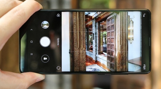 Giống như các mẫu smartphone cao cấp khác, Mi Mix 2 sử dụng vi xử lý Snapdragon 835 đầu bảng của Qualcomm hiện nay. Có hai phiên bản RAM 6GB với các tùy chọn bộ nhớ bao gồm 64GB, 128GB và 256GB. Trong khi đó phiên bản RAM 8GB chỉ có bộ nhớ 128GB bộ và thân bằng sứ.