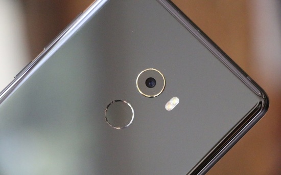 Xiaomi Mi Mix 2 chỉ có một camera ở phía sau và sử dụng cảm biến Sony IMX386 12MP tương tự như camera chính trên Xiaomi Mi 6, cùng với đó là hệ thống chống rung quang học OIS 4 trục. Camera phía trước có độ phân giải 5MP.