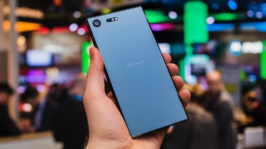 Không chạy theo trào lưu camera kép, Sony chỉ trang bị cho Xperia XZ Premium camera đơn, nhưng sử dụng cảm biến Exmor RS tích hợp bộ nhớ xếp chồng đầu tiên trên thế giới (cảm biến chỉ có trên máy ảnh cao cấp), hỗ trợ quét và truyền dữ liệu nhanh gấp 5 lần.