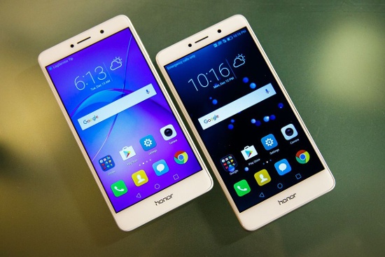 Huawei Honor 6X: Đây là thiết bị thứ hai trong danh sách sở hữu hệ thống camera kép, tuy nhiên không như ZTE Blade V8 Pro sử dụng vỏ nhựa, Honor 6X rất đẹp và sang trọng với lớp vỏ bằng kim loại nguyên khối và cảm biến vân tay ở mặt lưng.