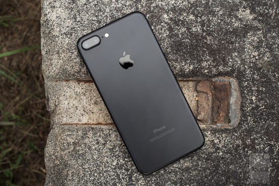 iPhone 8 khi ra mắt dự kiến sẽ có mức giá cao “ngất ngưởng”, trong khi iPhone 7 hoặc 7 Plus vẫn có thể đáp ứng tốt nhu cầu giải trí di động nên bạn sẽ tiết kiệm được một khoản kha khá. Thiết bị tích hợp cảm biến vân tay Touch ID và nút Home - những tính năng dự kiến sẽ được loại bỏ trên iPhone 8.