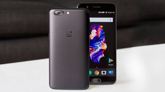 OnePlus 5: Mặc dù không có mức giá cao như Galaxy S8 hay iPhone 7 Plus nhưng OnePlus 5 là một trong những smartphone Android được quan tâm nhất năm 2017.