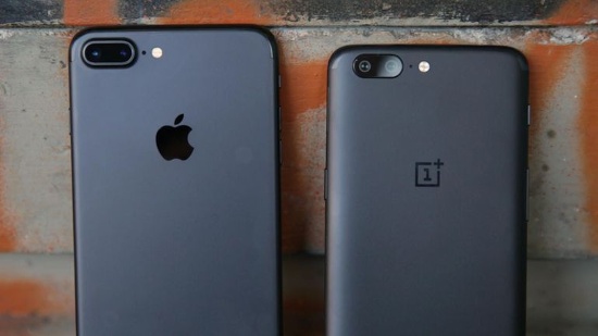 Ngoài thiết kế sang trọng giống như iPhone 7, OnePlus 5 còn sở hữu phần cứng mạnh tương đương với Galaxy S8, đồng thời đi kèm hệ thống camera kép tương tự như iPhone 7 Plus với khả năng chụp ảnh chân dung và tạo hiệu ứng xóa phông cho chủ thể.