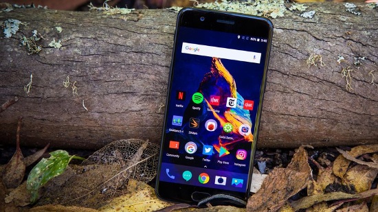 Theo nhà sản xuất thì pin 3300mAh của OnePlus 5 có thời gian sử dụng lên tới 36 giờ, tích hợp công nghệ sạc nhanh (công nghệ mà iPhone 7 Plus vẫn còn thiếu) Dash Charge với khả năng sạc đầy pin chỉ trong 30 phút.
