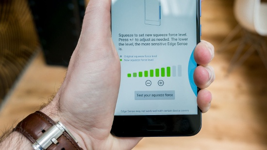 Đặc biệt HTC U11 sở hữu tính năng độc quyền là Edge Sense, cho phép kích hoạt nhanh trợ lý ảo, chụp ảnh màn hình hoặc kích hoạt bất kỳ ứng dụng nào yêu thích bằng cách bóp cạnh viền.