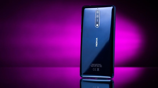Giống như iPhone 7 Plus và OnePlus 5, Nokia 8 cũng được trang bị hệ thống camera kép với ống kính Zeiss trứ danh, bao gồm một cảm biến màu và một cảm biến đen trắng, đều có ống kính khẩu độ f/2.0.