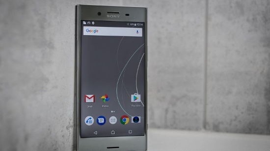 Sony Xperia XZ Premium: Đây là chiếc smartphone sở hữu màn hình tốt nhất trong danh sách. Sony Xperia XZ Premium không chỉ sở hữu thiết kế mạnh mẽ, cứng cáp mà còn đi kèm màn hình 5,2 inch độ phân giải 4K (2.160 x 3.840 pixel), đem lại trải nghiệm hình ảnh với màu sắc, chi tiết và độ tương phản tốt hơn so với những màn hình smartphone thông thường.