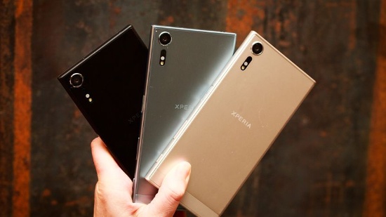 Bên cạnh đó Xperia XZ Premiun tiếp tục ấn tượng với khả năng chống bụi /nước theo tiêu chuẩn IP68, camera chính có khả năng quay video Slow Motion 960 khung hình/s, hỗ trợ giải mã âm thanh Hi-res và kết hợp với công nghệ DSEE HX giúp nâng cấp những bản nhạc mp3 thông thường lên tiêu chuẩn phòng thu để có trải nghiệm âm nhạc ấn tượng hơn.