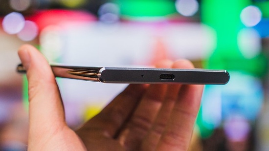Sony Xperia XZ Premium hỗ trợ chơi nhạc độ phân giải High Resolution Audio, mang đến chất lượng âm thanh sống động, trong khi công nghệ DSEE HX tích hợp cho phép nâng cấp nhạc MP3 lên chất lượng gần nhất với âm thanh phòng thu.