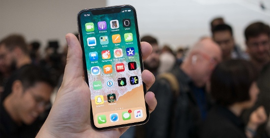 Màn hình OLED trên iPhone X có tỷ lệ tương phản cao hơn đáng kể là 1.000.000:1, so với 1.300:1 trên iPhone 8 Plus và 1.400:1 trên iPhone 8. Màn hình OLED mới được Apple gọi màn hình Super Retina HD với độ phân giải cao và màu đen sâu hơn, đồng thời nó cũng cho thời lượng pin tốt hơn.