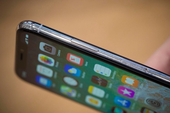 Thời lượng pin dài hơn: Không chỉ được trang bị tất cả các công nghệ mới, iPhone X còn có thời lượng pin dài hơn so với iPhone 8. Theo Apple, thời lượng pin của iPhone X dài hơn 2 giờ so với iPhone 7.