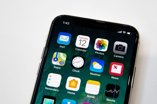 FaceID sử dụng camera hồng ngoại (nên hoạt động được trong bóng tối) và máy chiếu chiếu 30.000 điểm trên khuôn mặt để tạo thành bản đồ 3D của khuôn mặt giống như Kinect. Hệ thống nhận diện khuôn mặt này được Apple giới thiệu là an toàn hơn nhiều so với vân tay TouchID, với tỷ lệ qua mặt là 1 trên 1 triệu (vân tay là 1 trên 50.000). 