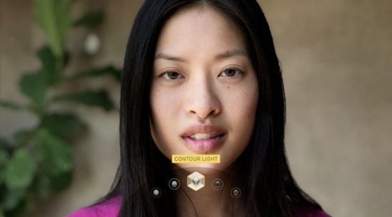 Portrait Lighting với camera phía trước: Camera trước của iPhone X còn một chế độ mới gọi là Portrait Lighting với khả năng quét khuôn mặt của chủ thể, tính toán và tương tác với các tình huống ánh sáng khác nhau để tạo hiệu ứng ánh sáng phù hợp. 