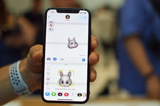 Animoji: Cuối cùng là Animoji. Đây là tính năng dựa trên khả năng của camera trước TrueDepth quét tạo bản đồ khuôn mặt của FaceID trên iPhone X. Camera trước có thể đọc và phân tích 