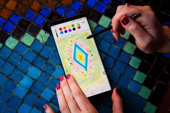 Tuy nhiên Note 8 không chỉ đơn thuần là một thiết bị di động mà còn đi kèm bút S Pen tối ưu hóa cho nhu cầu làm việc di động với khả năng viết, vẽ, ghi chú, gửi tin nhắn trực tuyến ... 