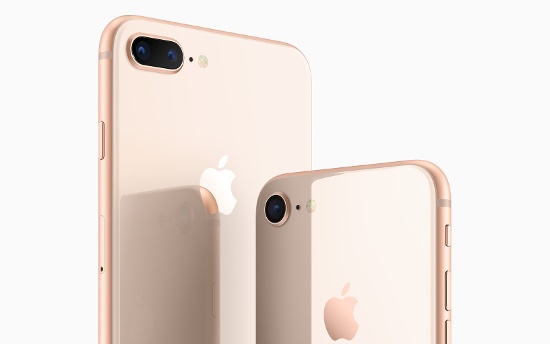4. Camera cải thiện: Về mặt thông số kỹ thuật có thể thấy, camera trên iPhone 8 và 8 Plus có vẻ giống với bộ đôi iPhone 7 và 7 Plus ra mắt năm ngoái. Bộ đôi iPhone 8 mới vẫn sở hữu camera chính với cảm biến 12 megapixel, khẩu độ f/1.8, trong khi phiên bản iPhone 8 Plus với camera kép đã được bổ sung thêm một ống kính thứ hai khẩu độ f/2.8.