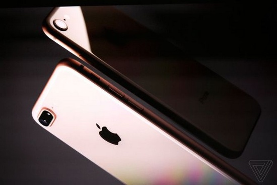 Bộ đôi iPhone 8 mới cũng đã được nâng cấp hơn iPhone 7/7 Plus về khả năng quay phim với độ phân giải 4K 60fps hoặc dừng lại ở Full-HD nhưng số khung hình lên đến 240 fps.