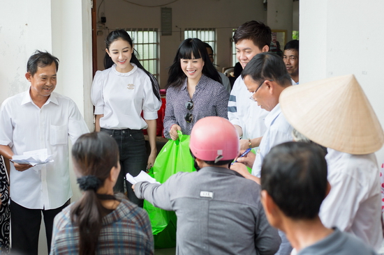 Giản dị trong bộ trang phục quần jean áo sơ mi, Hà Thu nhiệt tình thăm hỏi và trao 20 phần quà gồm nhu yếu phẩm cần thiết đến từng hộ, chia sẻ về cuộc sống hằng ngày của các cụ. 