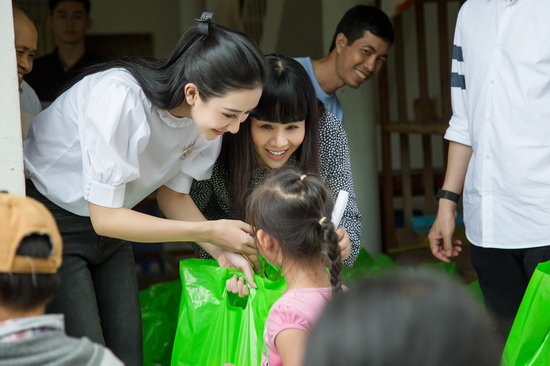 Không chỉ chia sẻ khó khăn với các hộ nghèo tại địa phương, đoàn còn trao 60 phần quà trung thu cho các em thiếu nhi tại đây. 