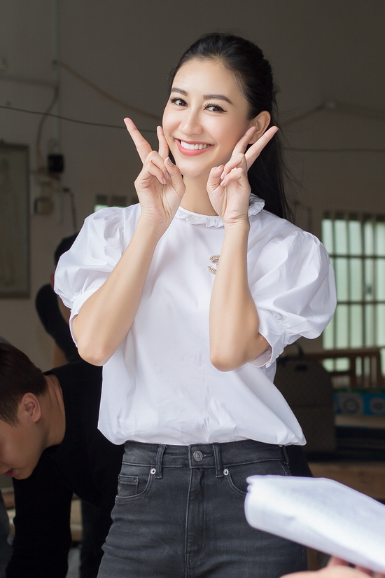 “Hà Thu cảm thấy hành trình về Vĩnh Long lần này, đem được niềm vui đến những người có hoàn cảnh khó khan là một điều rất tuyệt diệu. Nhìn các cụ vui vẻ, các em nhỏ hân hoan với những phần quà tuy nhỏ thôi nhưng lại rất thiết thực làm Hà Thu  thấy vui lây. Hà Thu hi vọng mình có thể góp phần nhỏ công sức của mình, kêu gọi được thêm nhiều nhà đồng hành cùng chung tay mang lại những niềm vui cho các cụ già và các em thiếu nhi khắp nơi”, người đẹp chia sẻ.